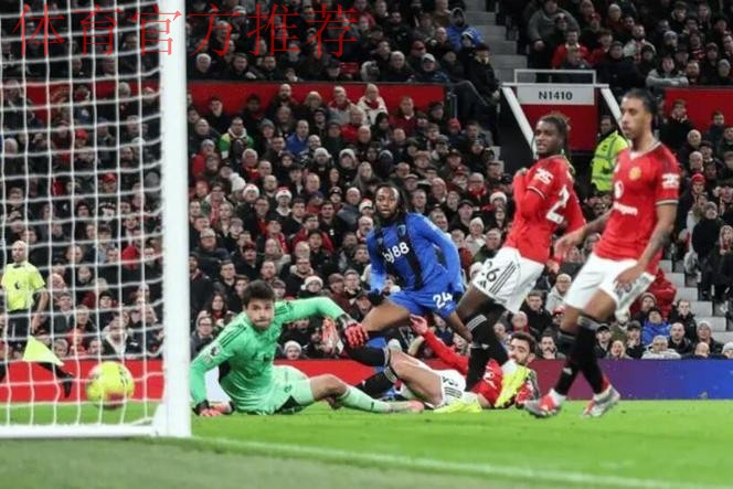 内维尔评卢克肖防守失误致曼联丢球，卡拉格指海文补位不及时